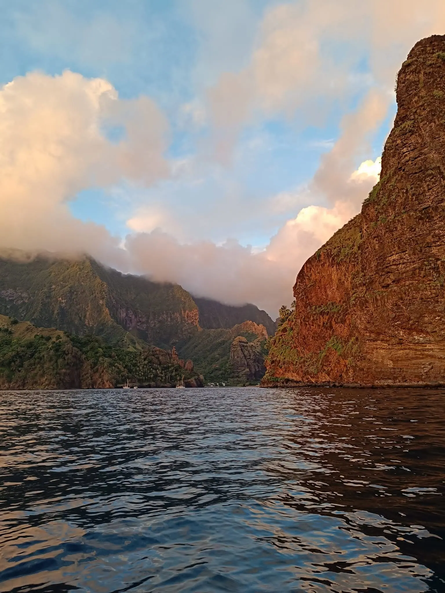 Pitons de la Baie des Vierges au crépuscule