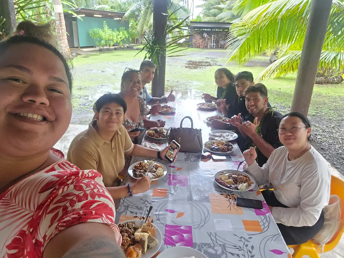 Repas partagé sous les cocotiers