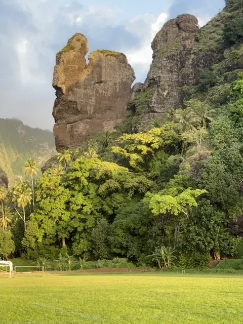 Piton de basalte au-dessus du terrain