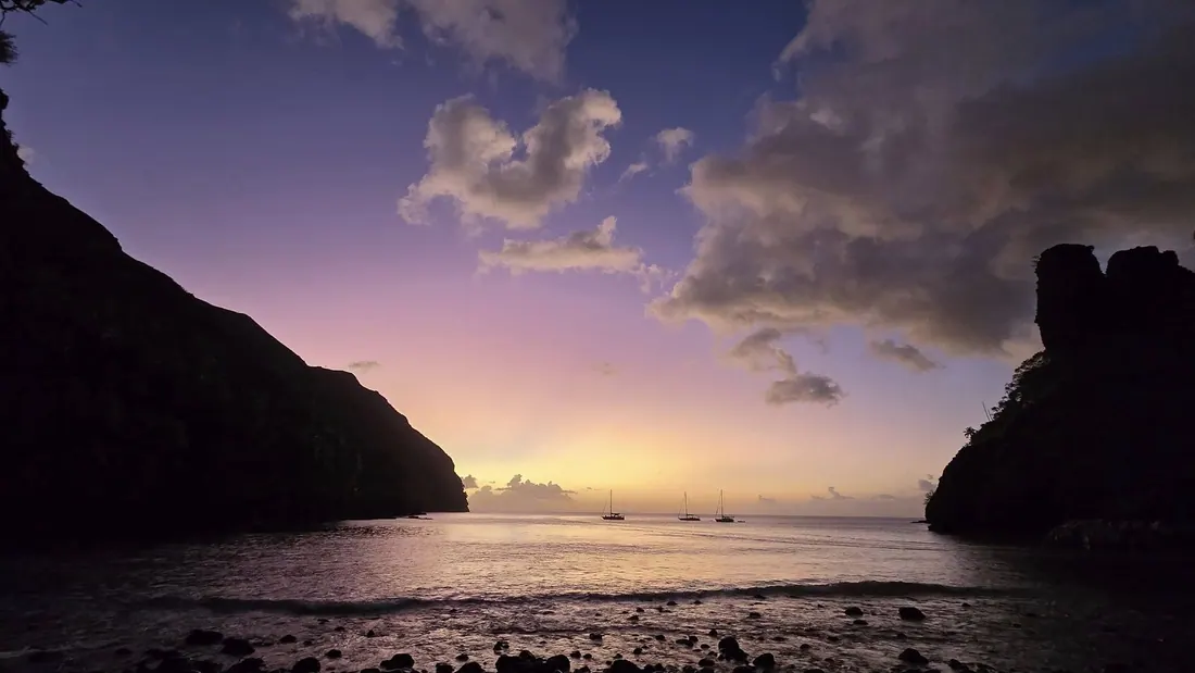 Crépuscule mauve sur la baie